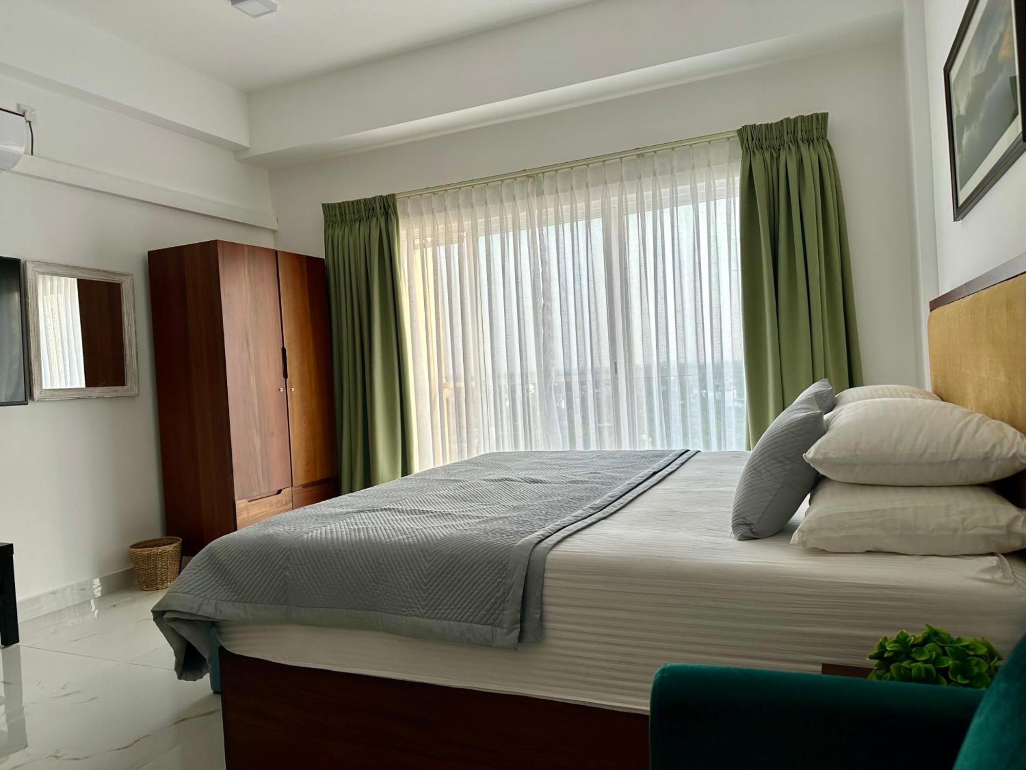 Ocean Breeze Hotel Residencies Britlanka Apartments Negombo Esterno foto