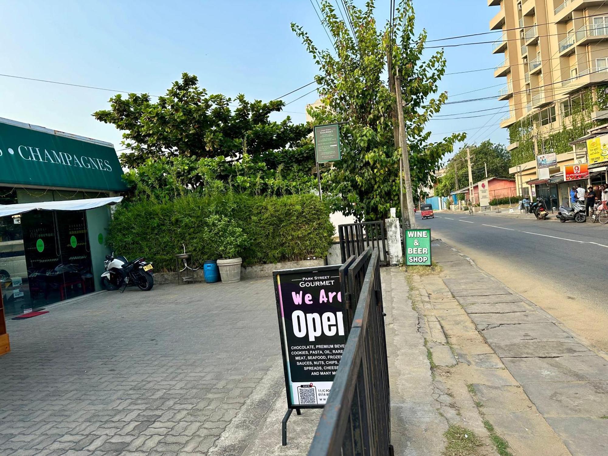 Ocean Breeze Hotel Residencies Britlanka Apartments Negombo Esterno foto