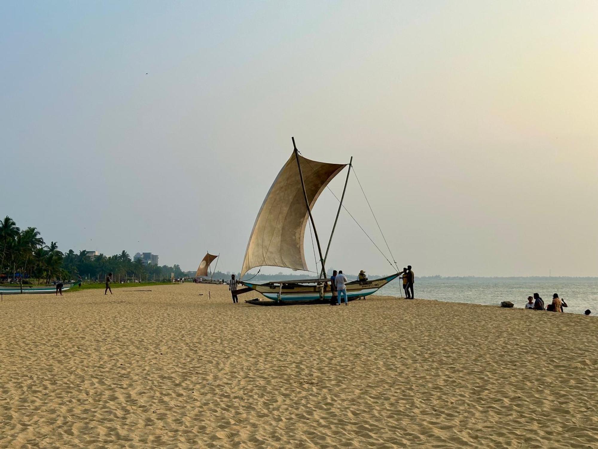 Ocean Breeze Hotel Residencies Britlanka Apartments Negombo Esterno foto